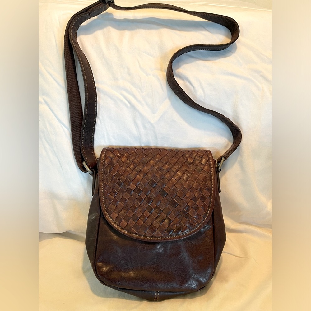 Gorgeous brown leather Jack Georges leather crossbody, great for travel!